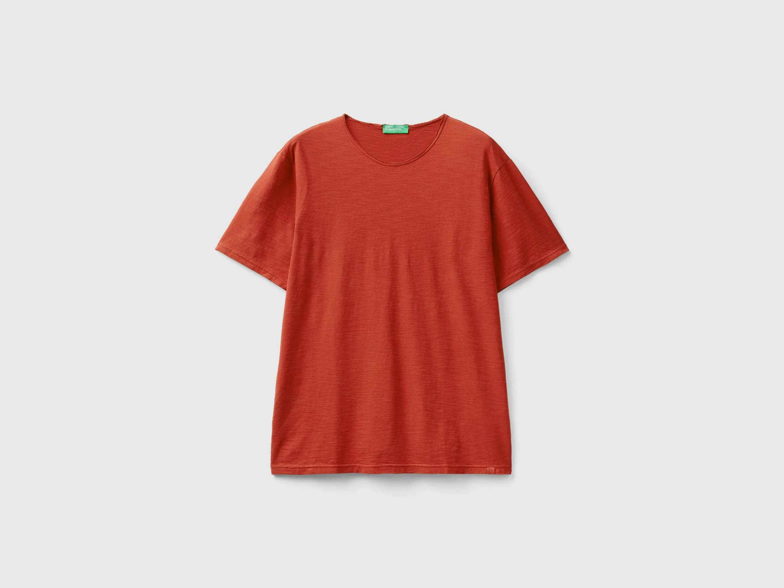 Camiseta rojo oscuro de algodón flameado