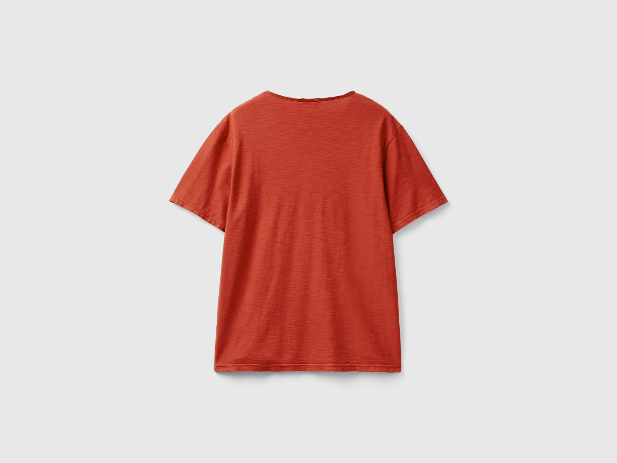 Camiseta rojo oscuro de algodón flameado