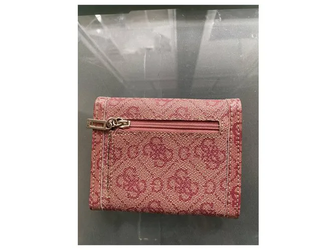 Cartera rosa con monograma Guess 