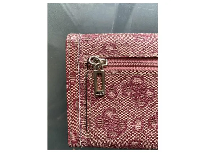 Cartera rosa con monograma Guess 