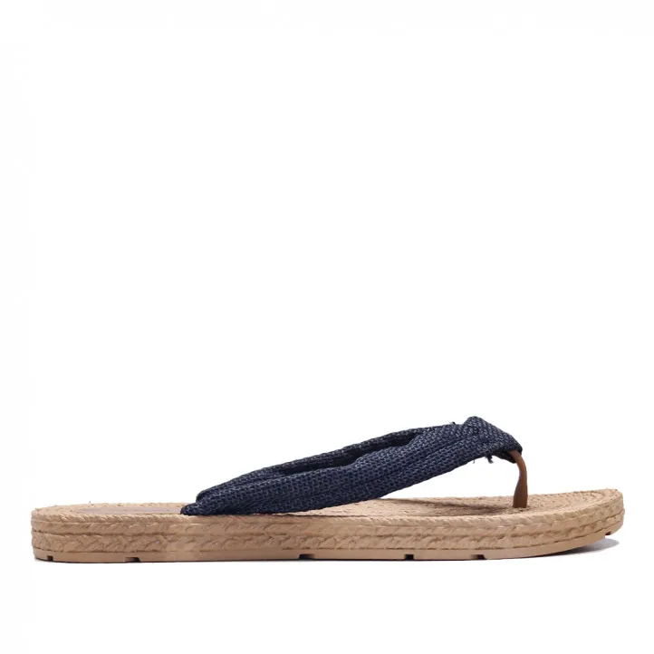 Chanclas con tiras negras cogidas por el dedo
