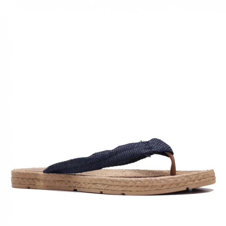 Chanclas con tiras negras cogidas por el dedo