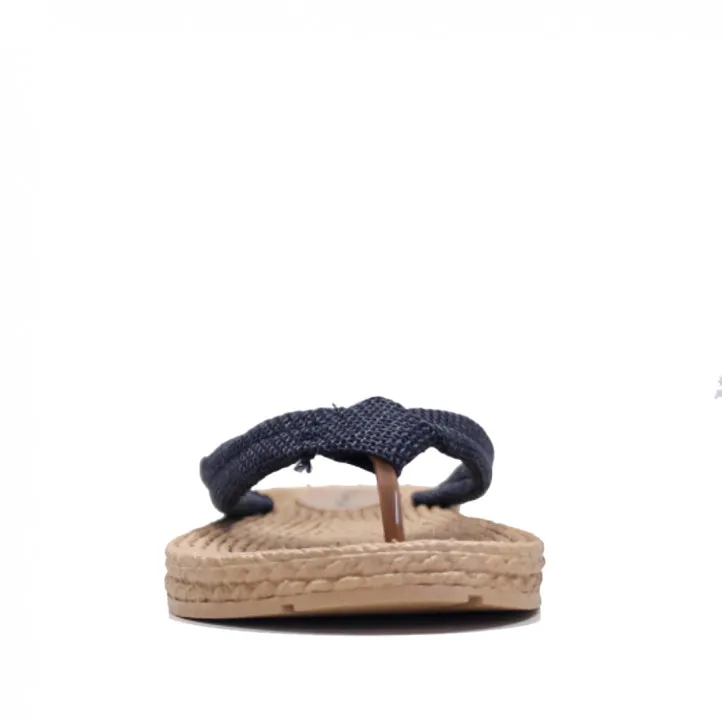 Chanclas con tiras negras cogidas por el dedo