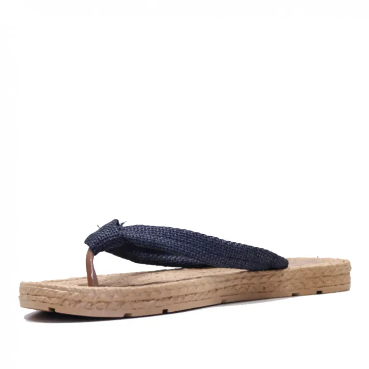 Chanclas con tiras negras cogidas por el dedo