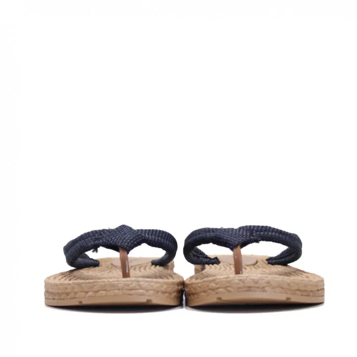 Chanclas con tiras negras cogidas por el dedo