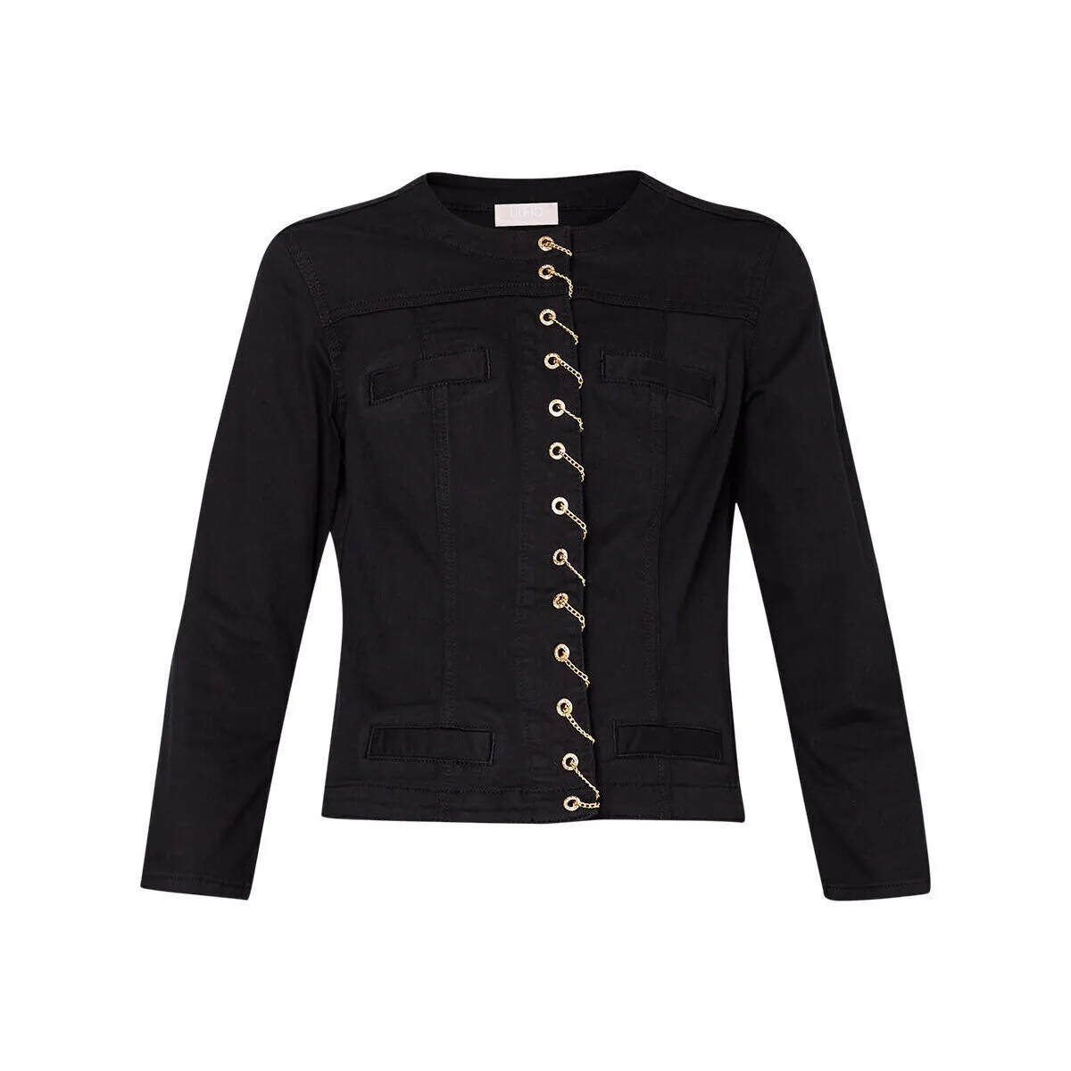 Chaqueta con tachuelas y cadenas