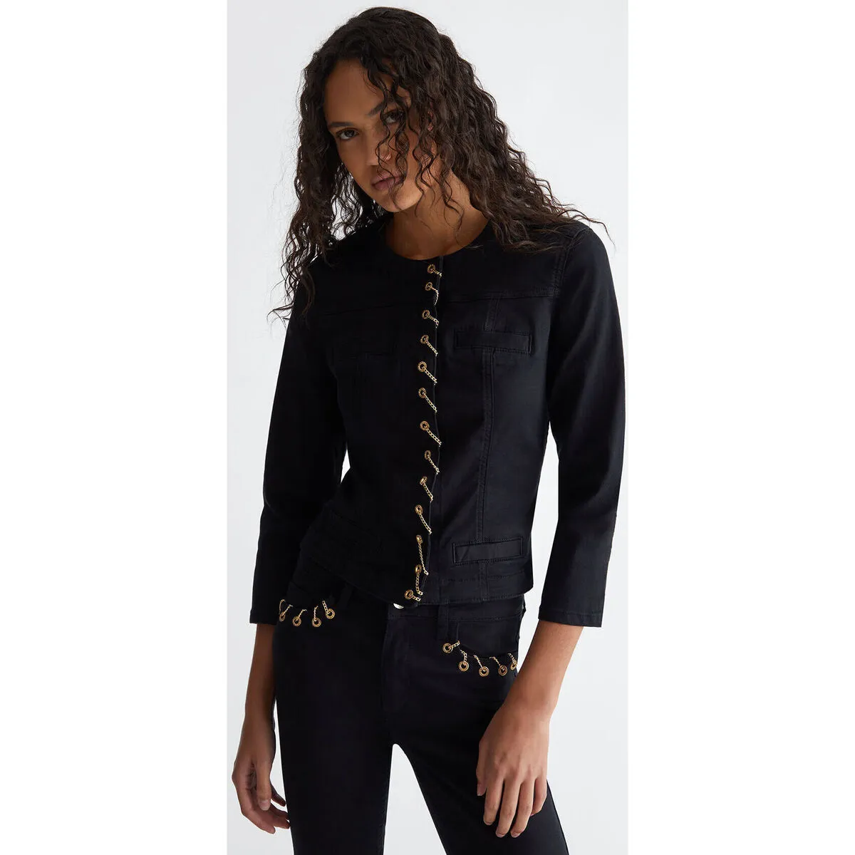 Chaqueta con tachuelas y cadenas