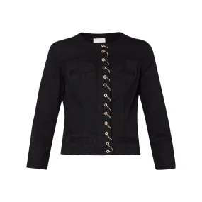 Chaqueta con tachuelas y cadenas