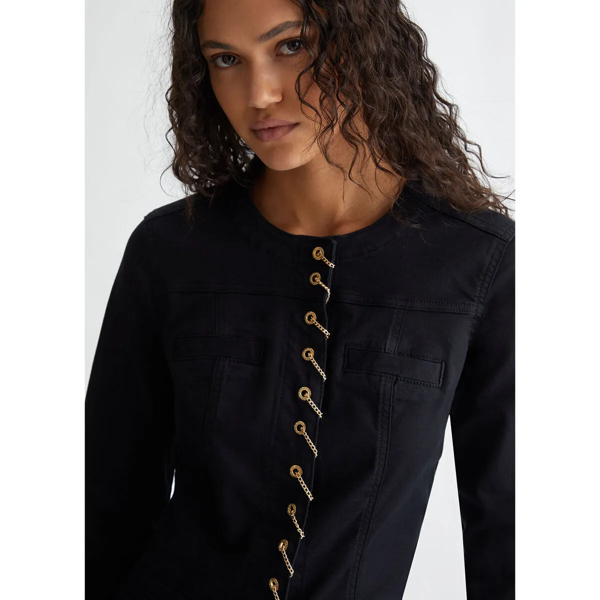 Chaqueta con tachuelas y cadenas
