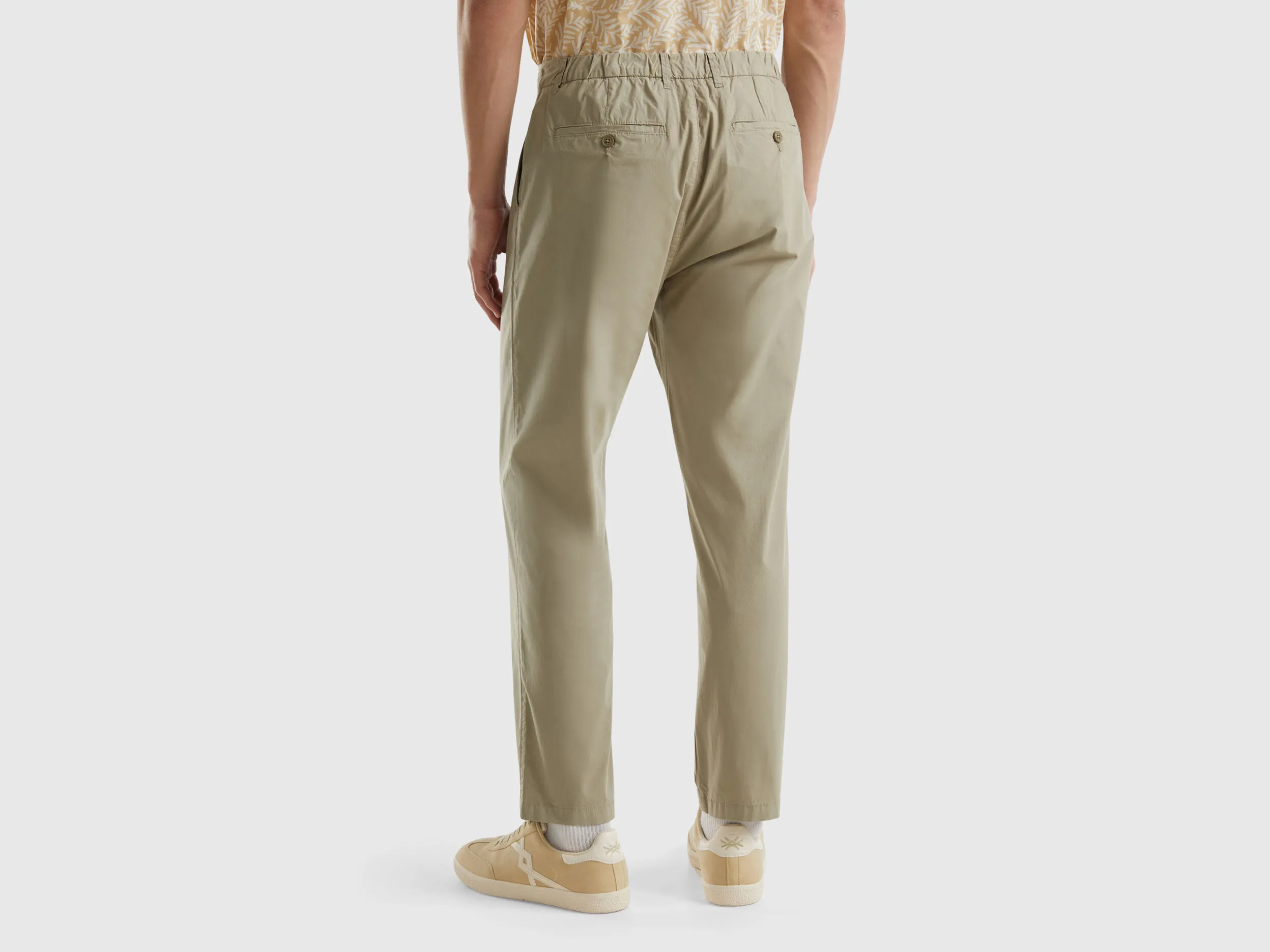 Chinos de corte zanahoria
