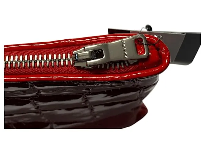 Clutch grande con efecto cocodrilo de Miu Miu en charol rojo Roja 