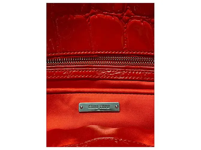Clutch grande con efecto cocodrilo de Miu Miu en charol rojo Roja 