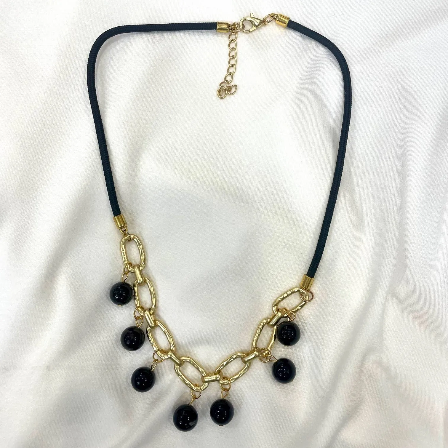 Collar cadena dorada bolitas negras