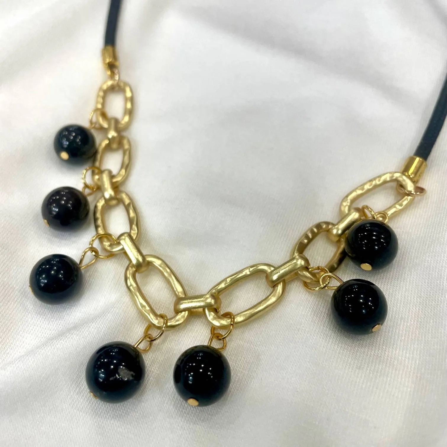 Collar cadena dorada bolitas negras