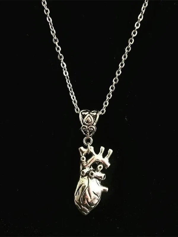 Collar con colgante de corazón grunge