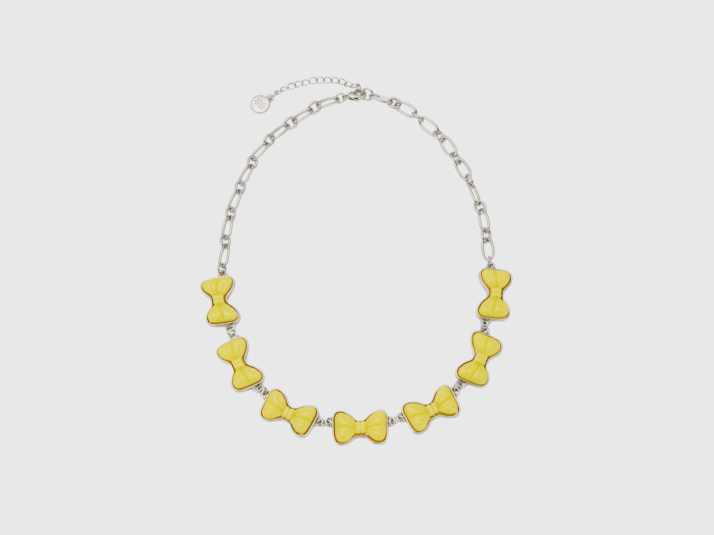 Collar con lazos amarillos
