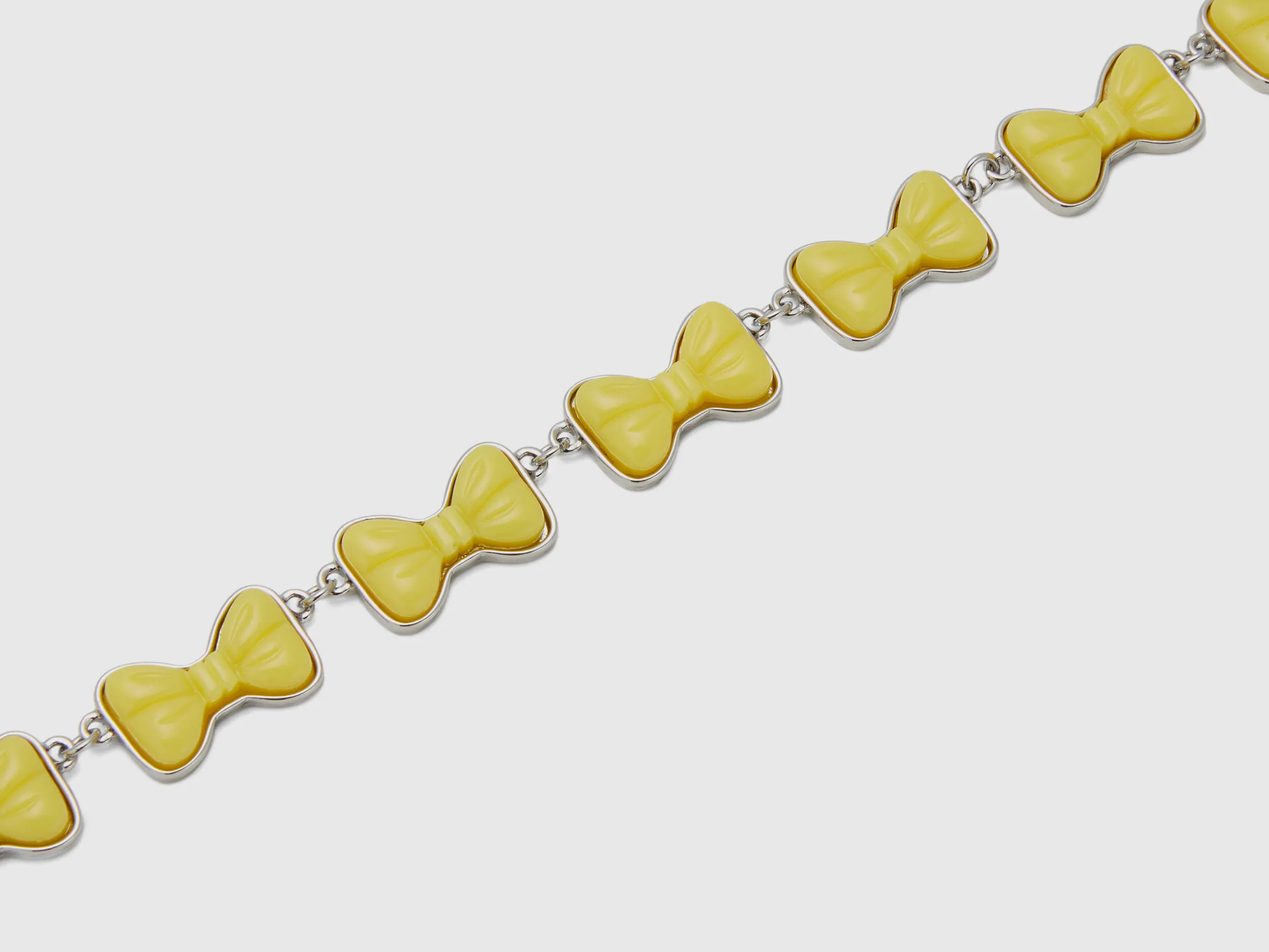 Collar con lazos amarillos
