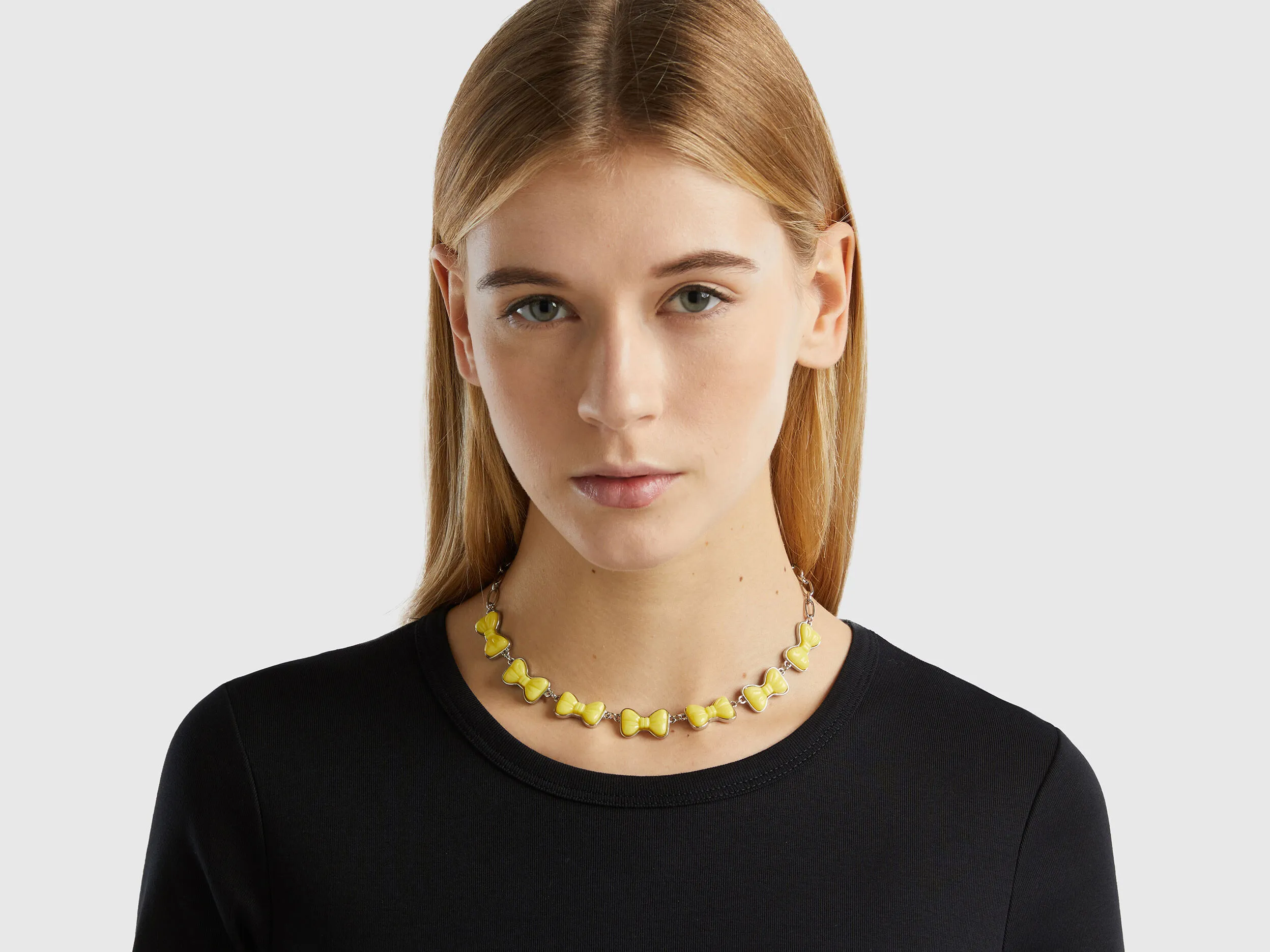 Collar con lazos amarillos