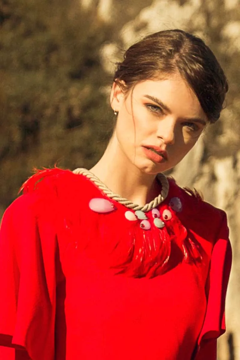 Collar Rojo Plumas y Pedrería