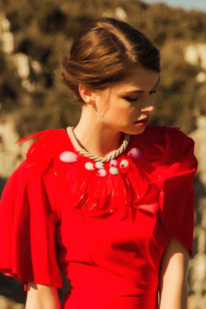 Collar Rojo Plumas y Pedrería
