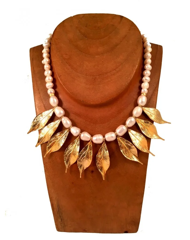 COLLARES DE PERLAS CON HOJAS CHAPADAS EN ORO