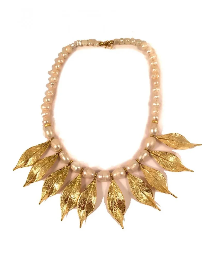 COLLARES DE PERLAS CON HOJAS CHAPADAS EN ORO