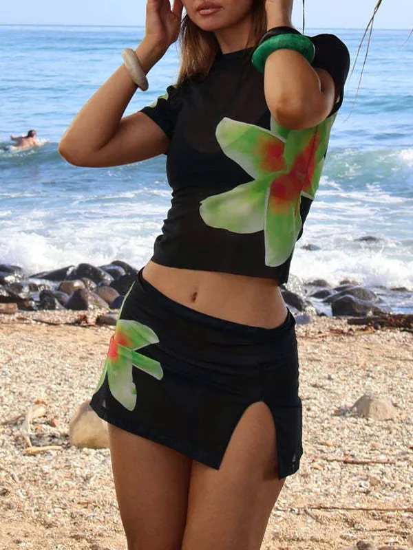 Conjunto de camiseta de manga corta con estampado de flores de malla y minifalda con abertura