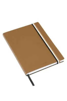 Cuaderno A5 de piel sintética cámel con correa a rayas de la marca