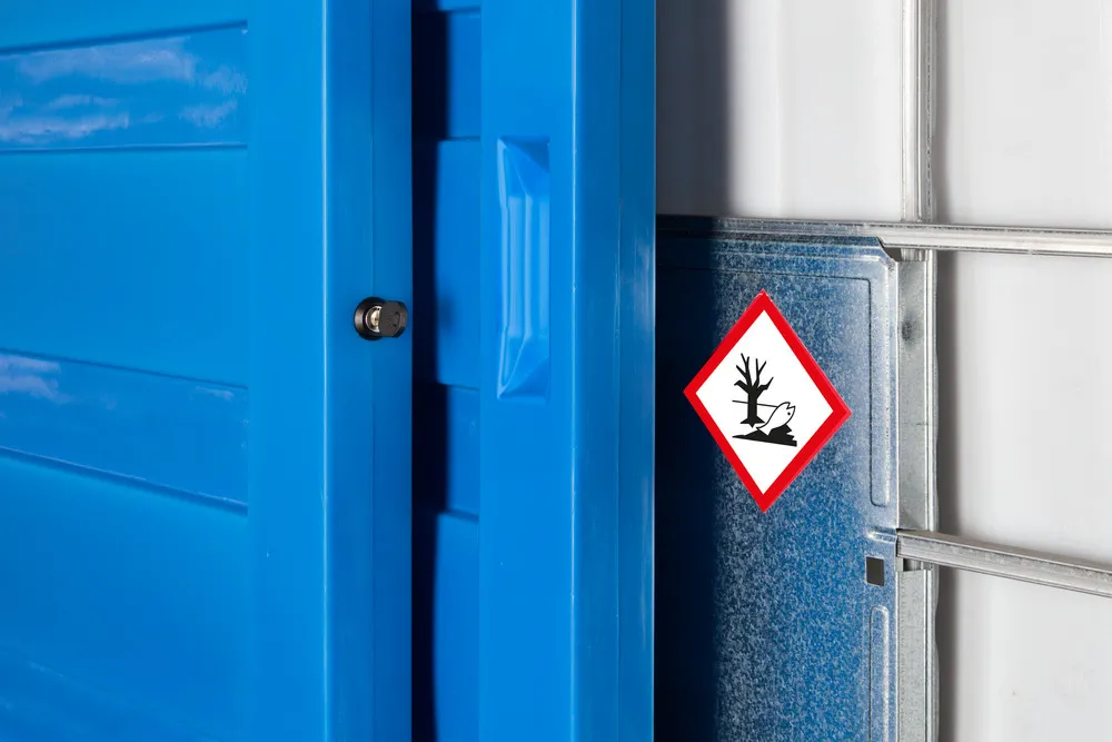 Depósito PolySafe 2C, con puertas correderas, para 8 bidones de 200 litros o 2 GRG de 1000 litros
