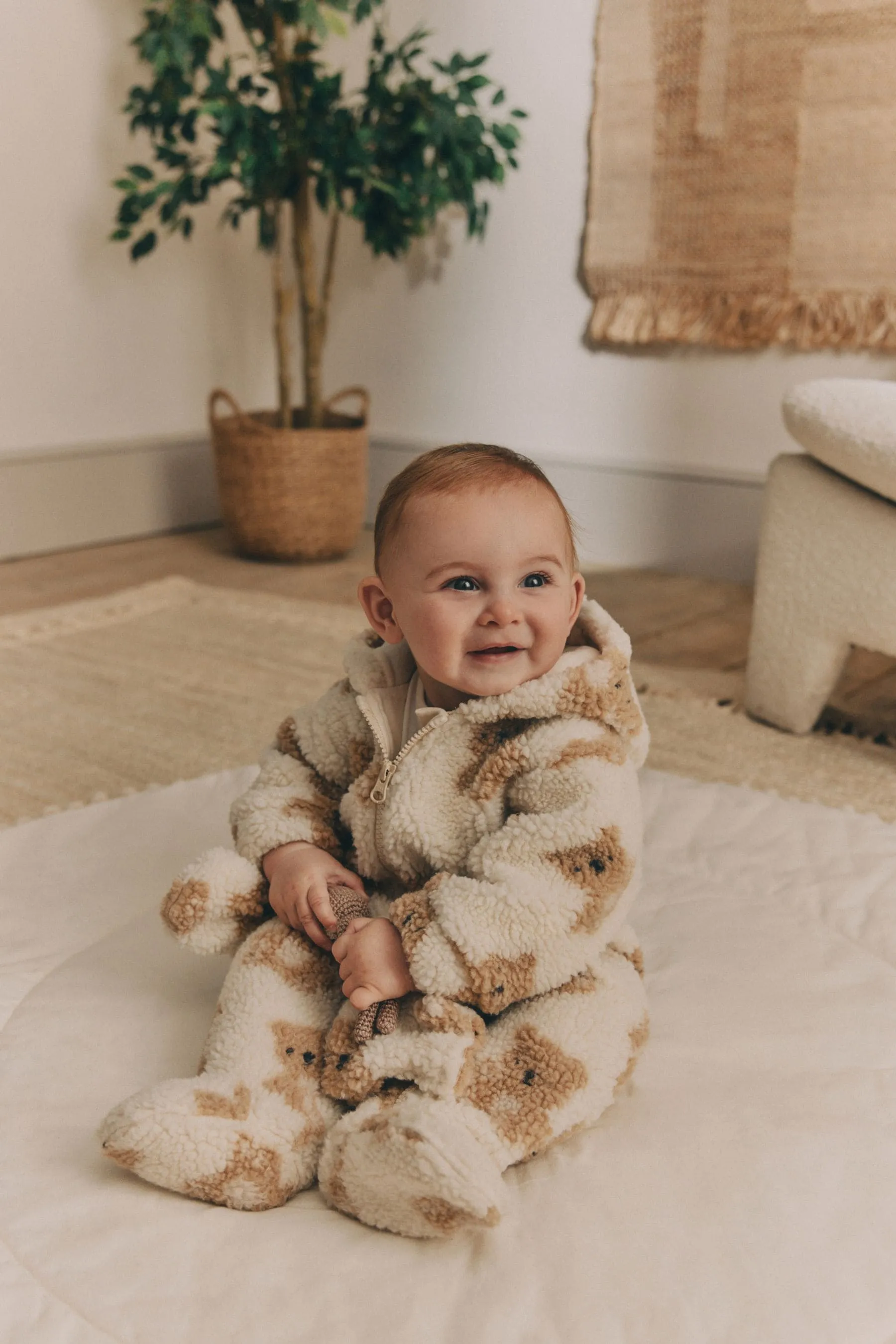 ESTAMPADO DE OSO EN CRUDO/TOSTADO  BABY COSY FLEECE ALLINONE (0MTHS2YRS)