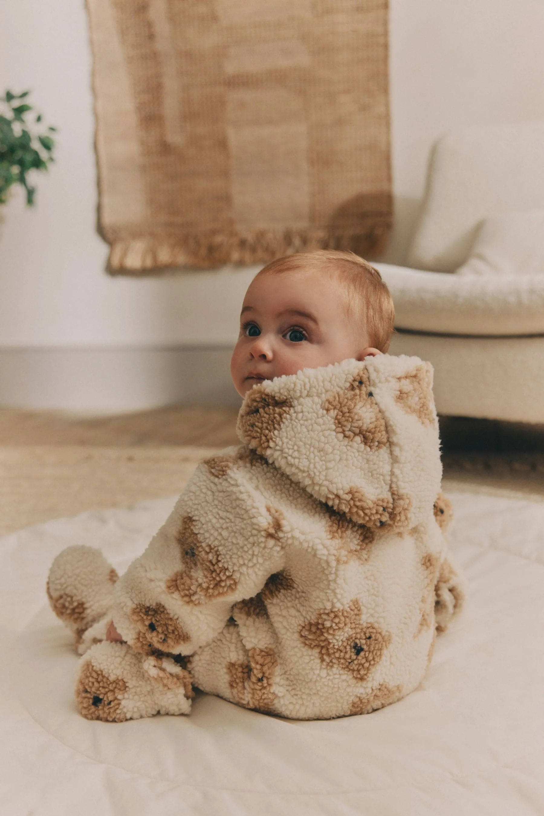 ESTAMPADO DE OSO EN CRUDO/TOSTADO  BABY COSY FLEECE ALLINONE (0MTHS2YRS)