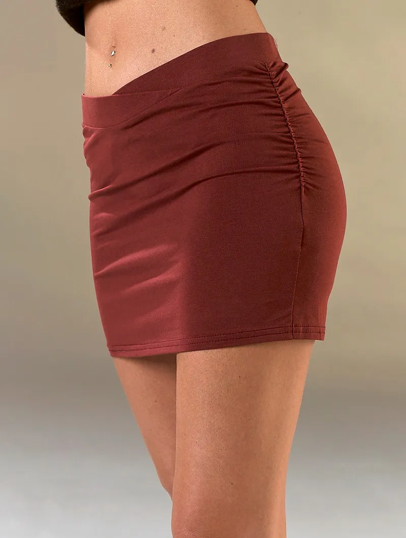 Falda corta con detalle de pliegues 