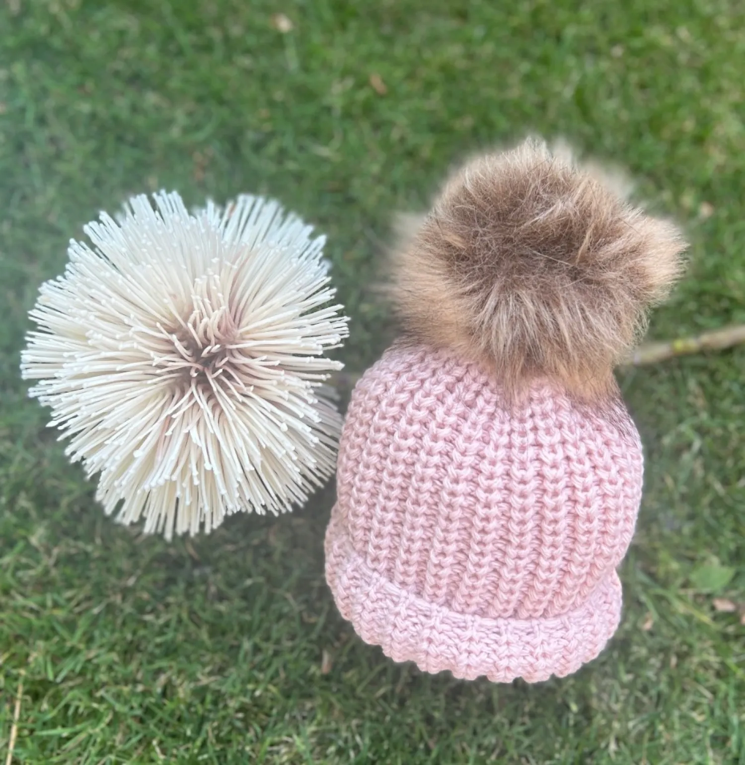 Gorrito de Bebé en punto gordito con pompón de pelo sintético.