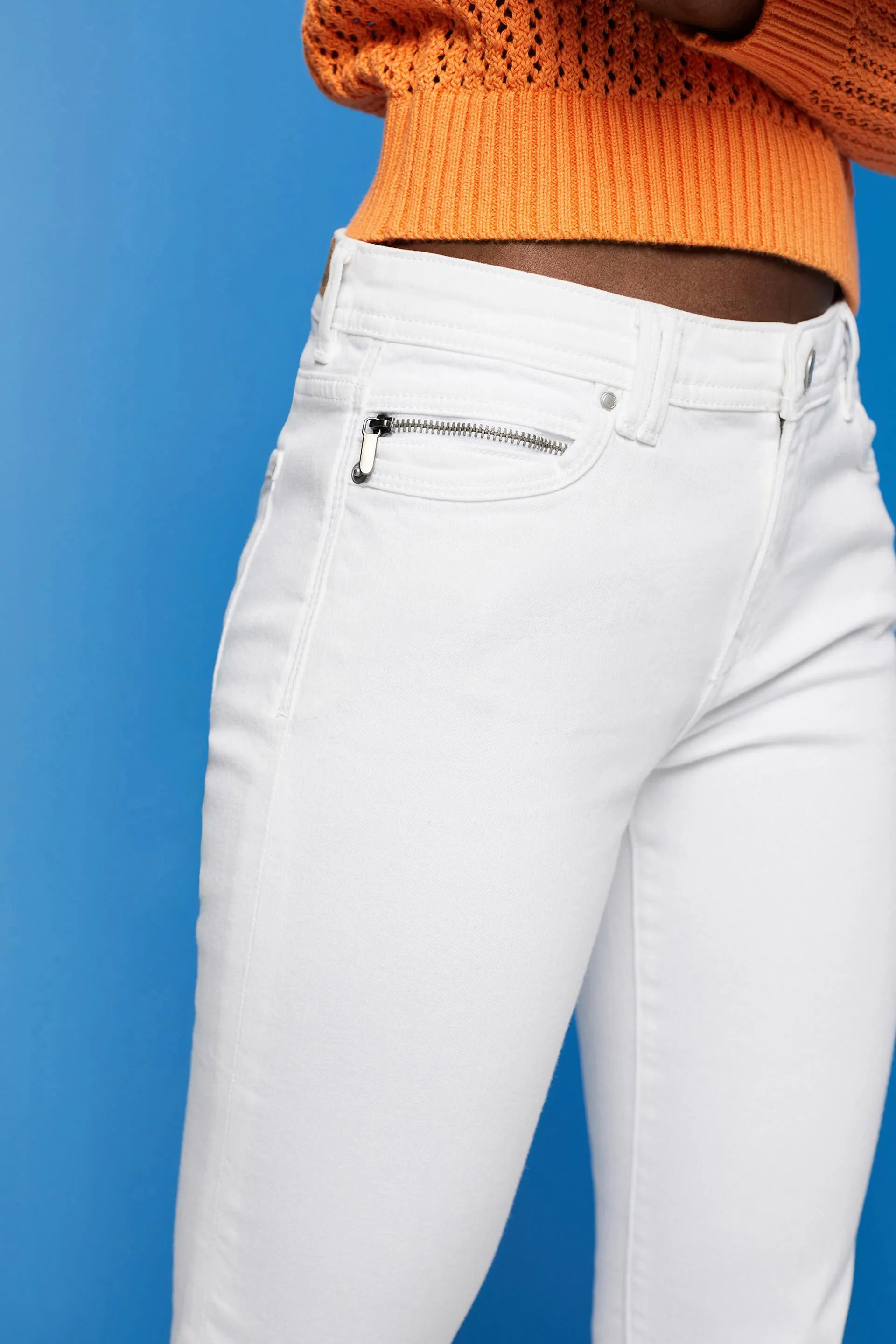 Jeans con detalle de cremalleras