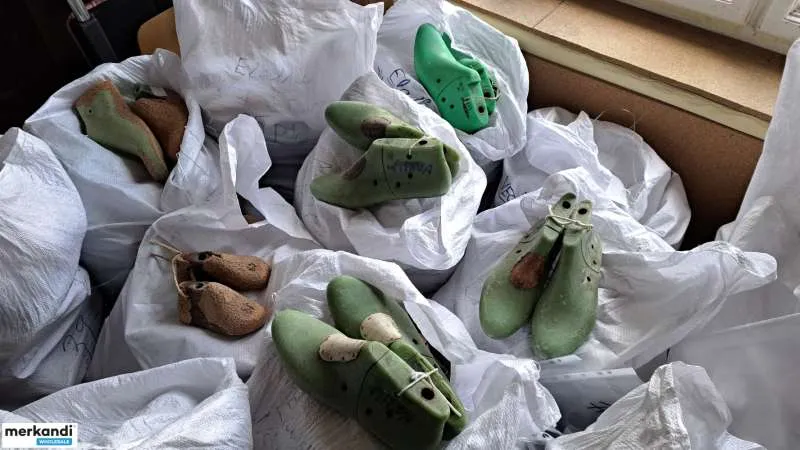 Miles de maderas usadas para zapatería a la venta (6 euros/par).