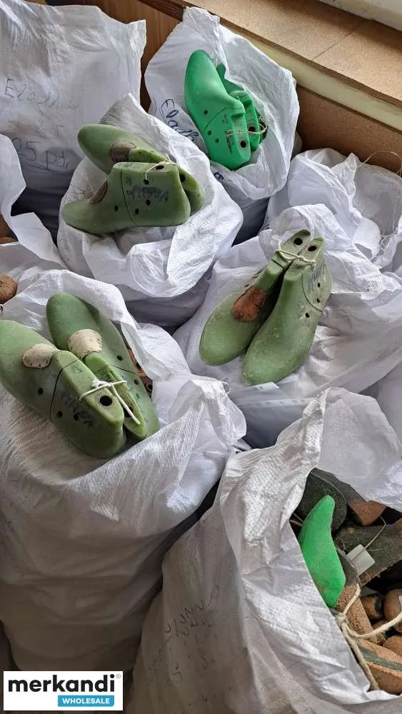 Miles de maderas usadas para zapatería a la venta (6 euros/par).