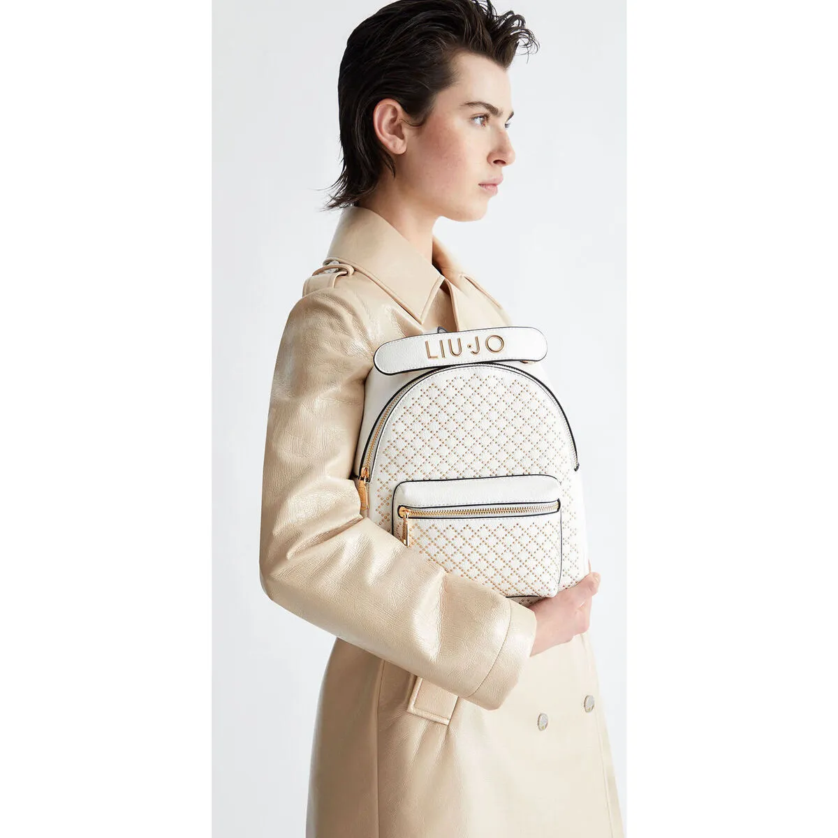 Mochila con tachuelas