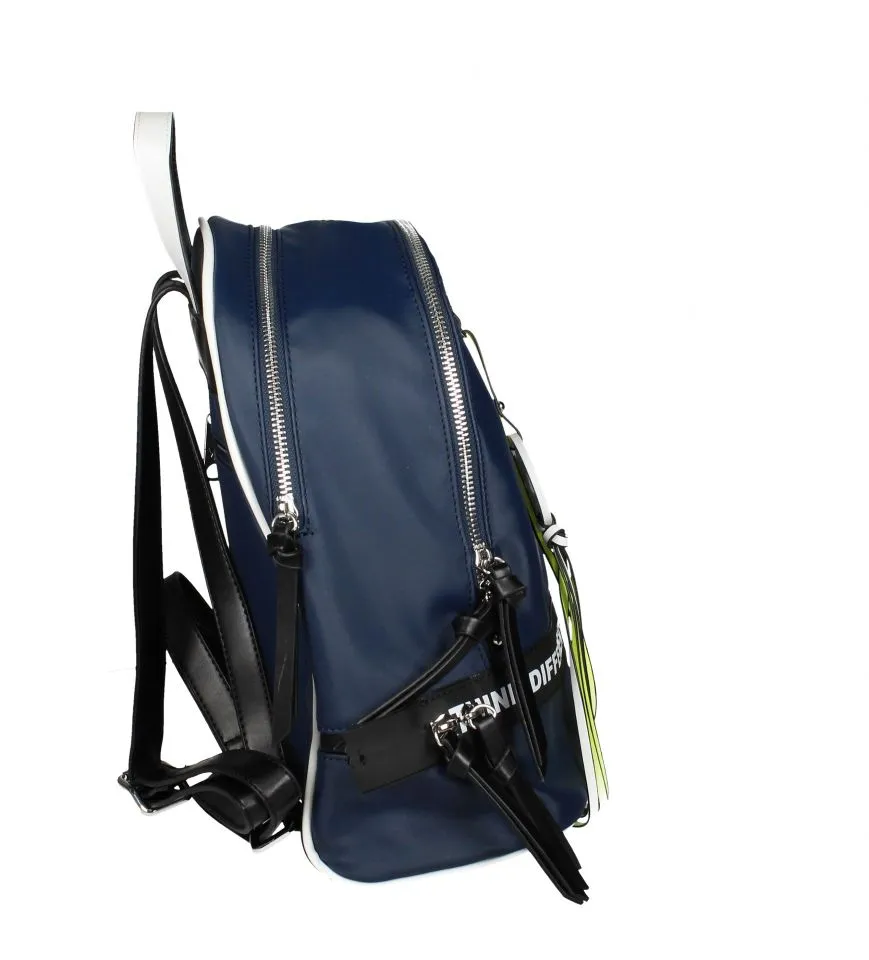 Mochila Nylon Azul Letras Detalles y Borla Blanca