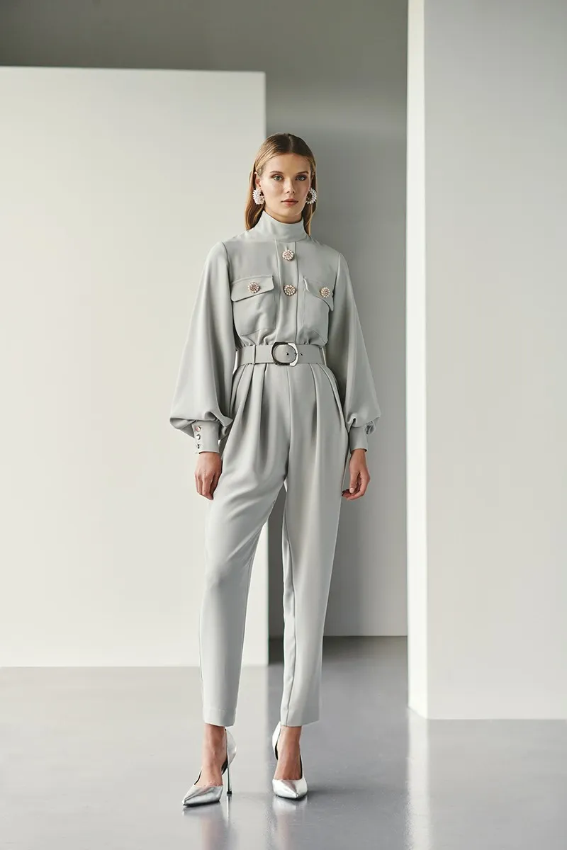 Mono de crepe gris plata con aplicaciones Levice