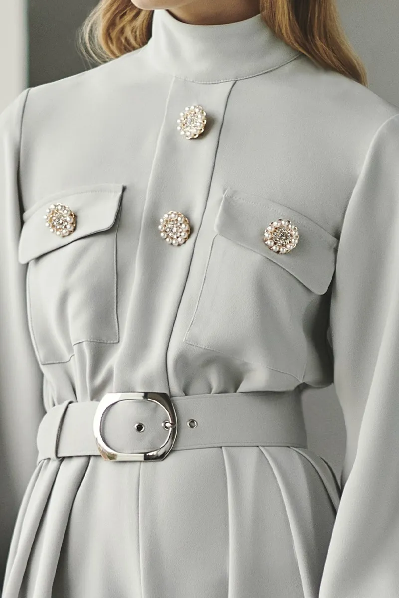 Mono de crepe gris plata con aplicaciones Levice