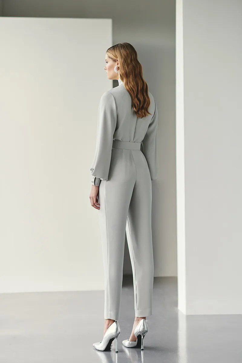 Mono de crepe gris plata con aplicaciones Levice