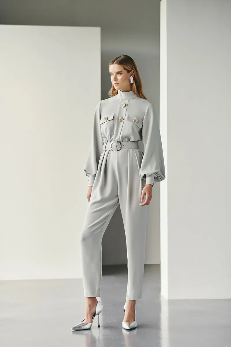 Mono de crepe gris plata con aplicaciones Levice