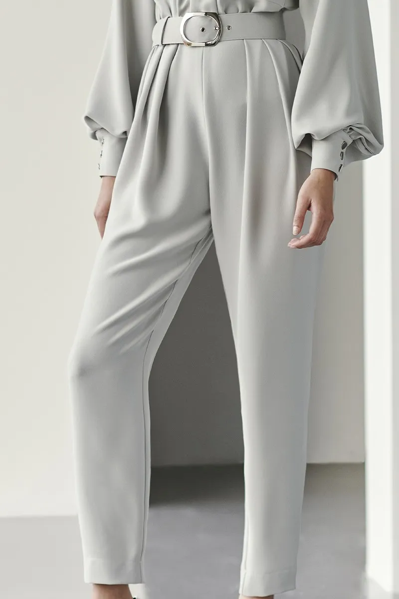 Mono de crepe gris plata con aplicaciones Levice