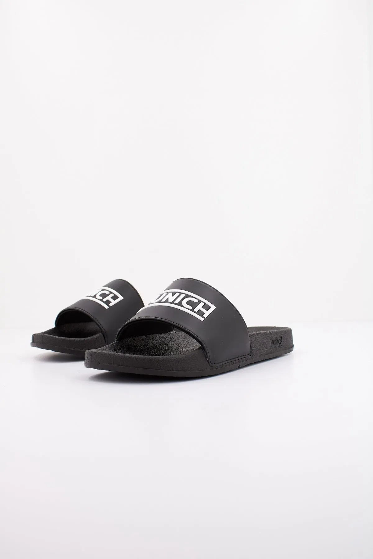 MUNICH FLAT SLIDER D LOGO BLA
