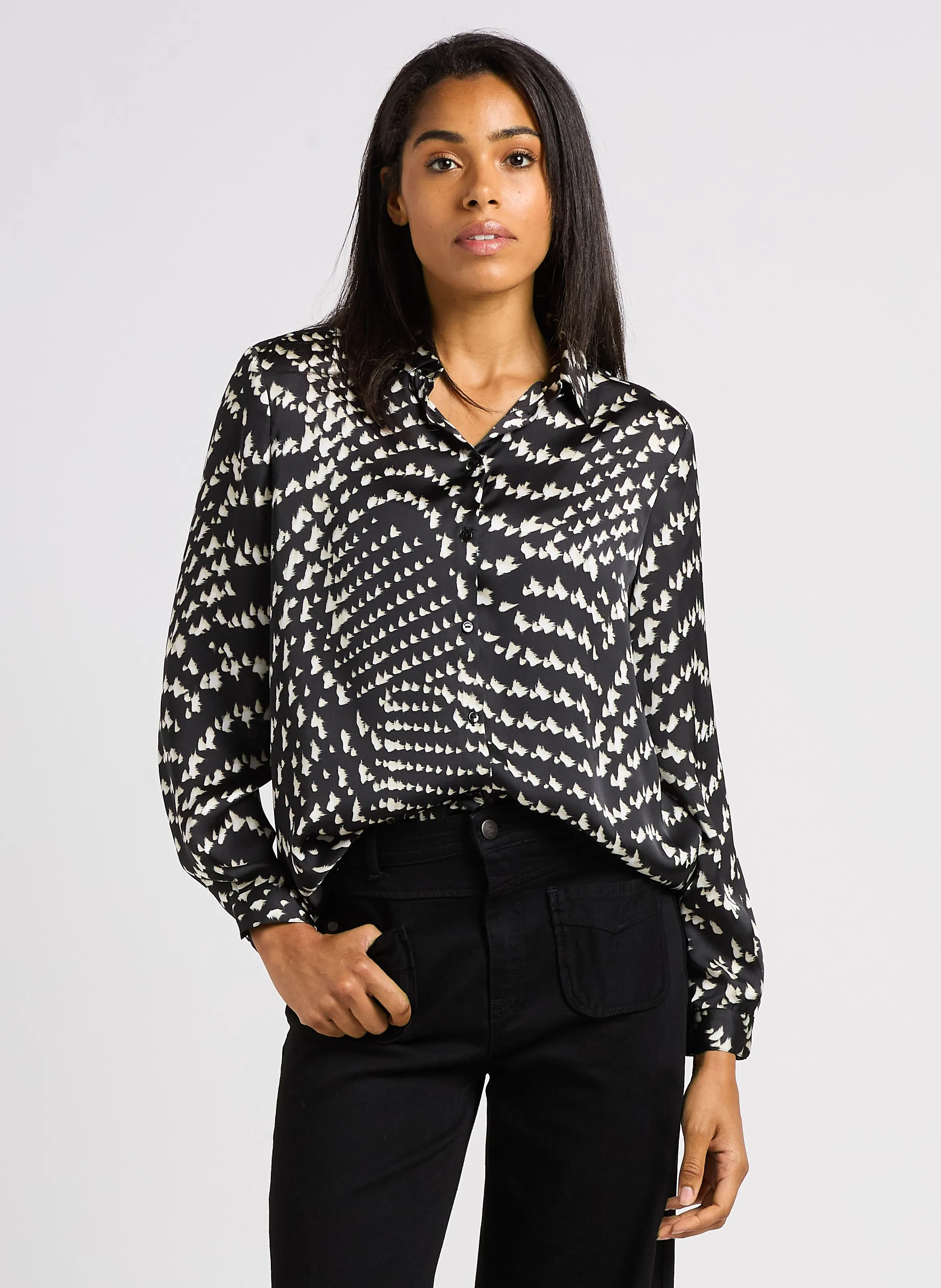 ONE STEP COMO  CAMISA CON CUELLO CLáSICO ESTAMPADO EN NEGRO