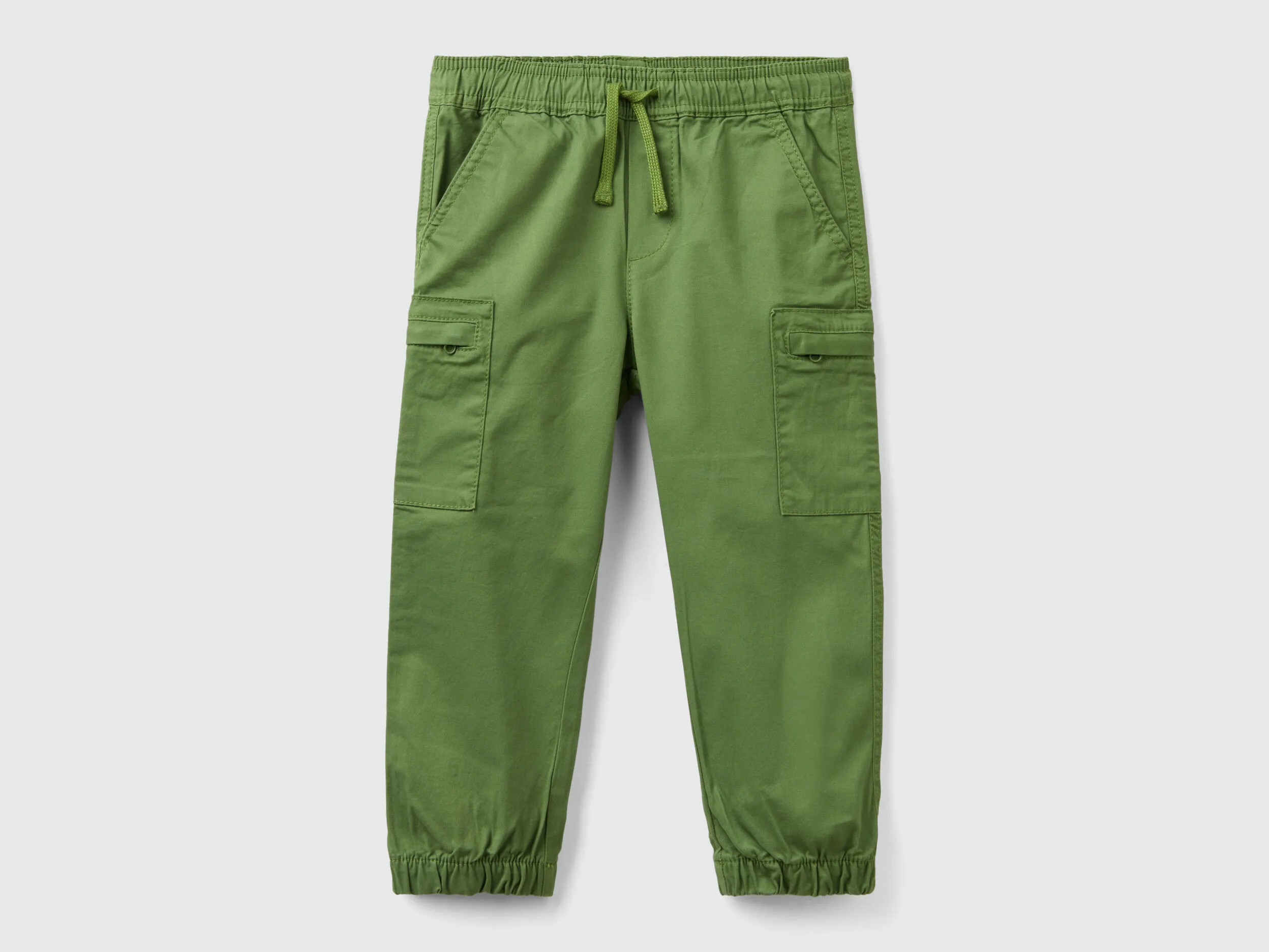 Pantalón cargo con cordón de ajuste