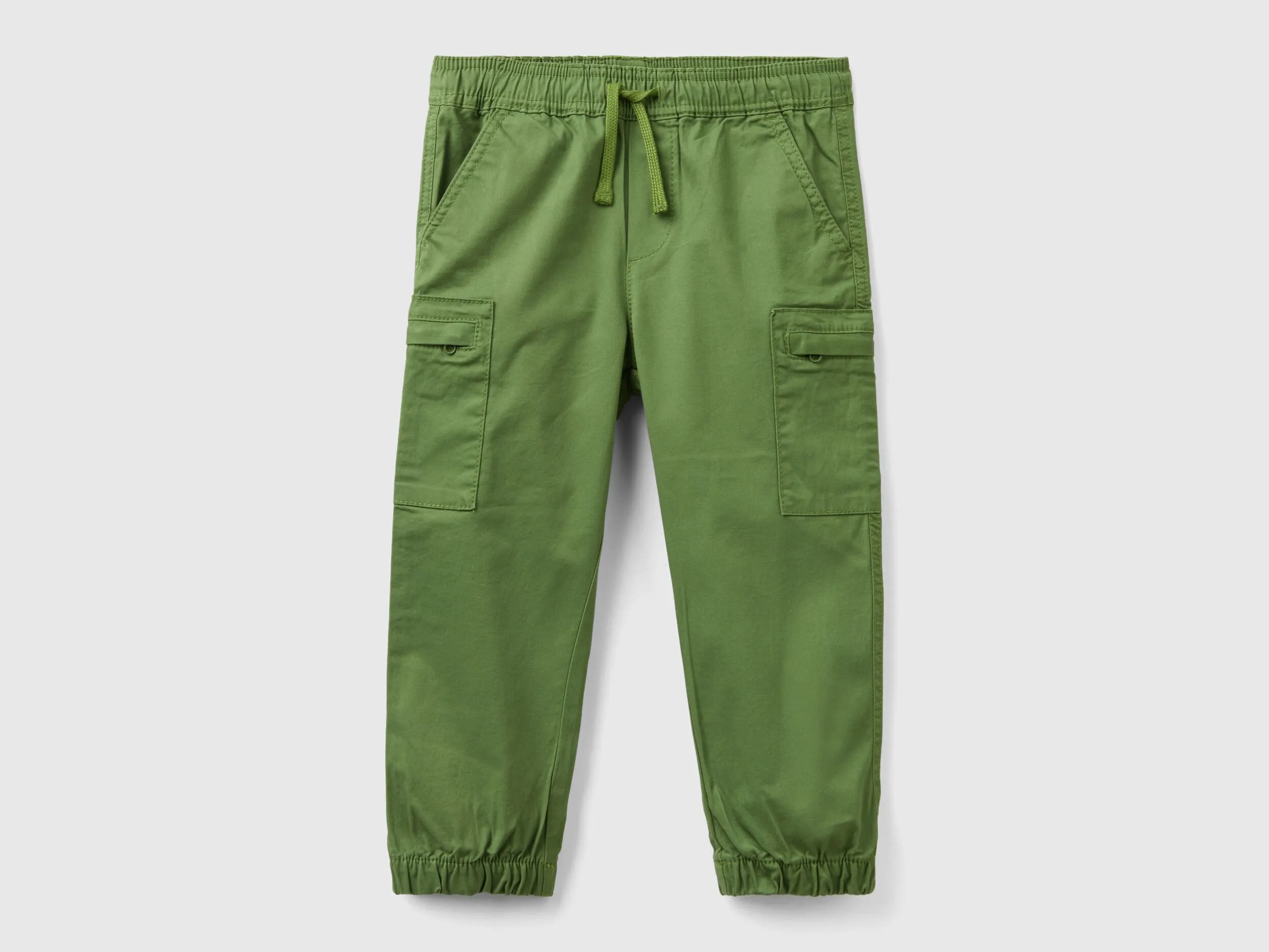 Pantalón cargo con cordón de ajuste