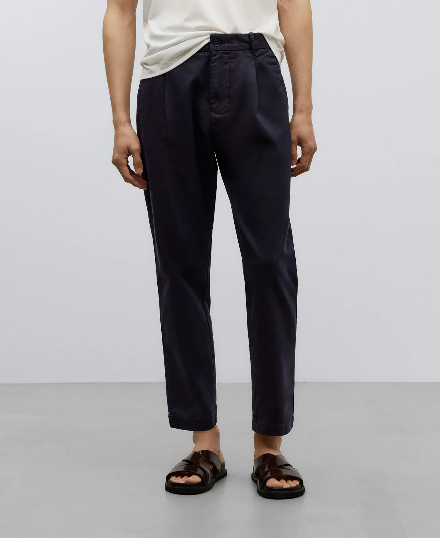 Pantalón chino holgado con pinzas