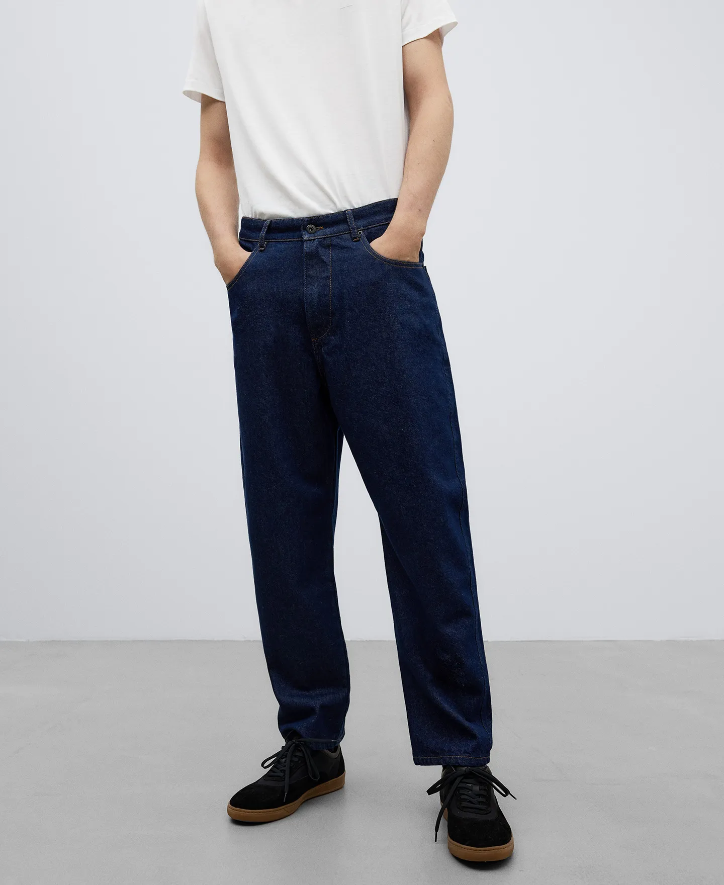 Pantalón denim azul carrot fit hombre