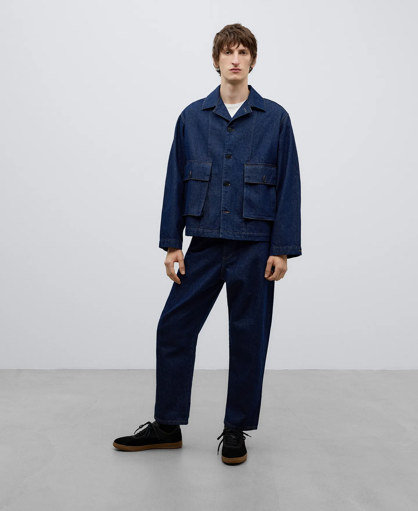 Pantalón denim azul carrot fit hombre
